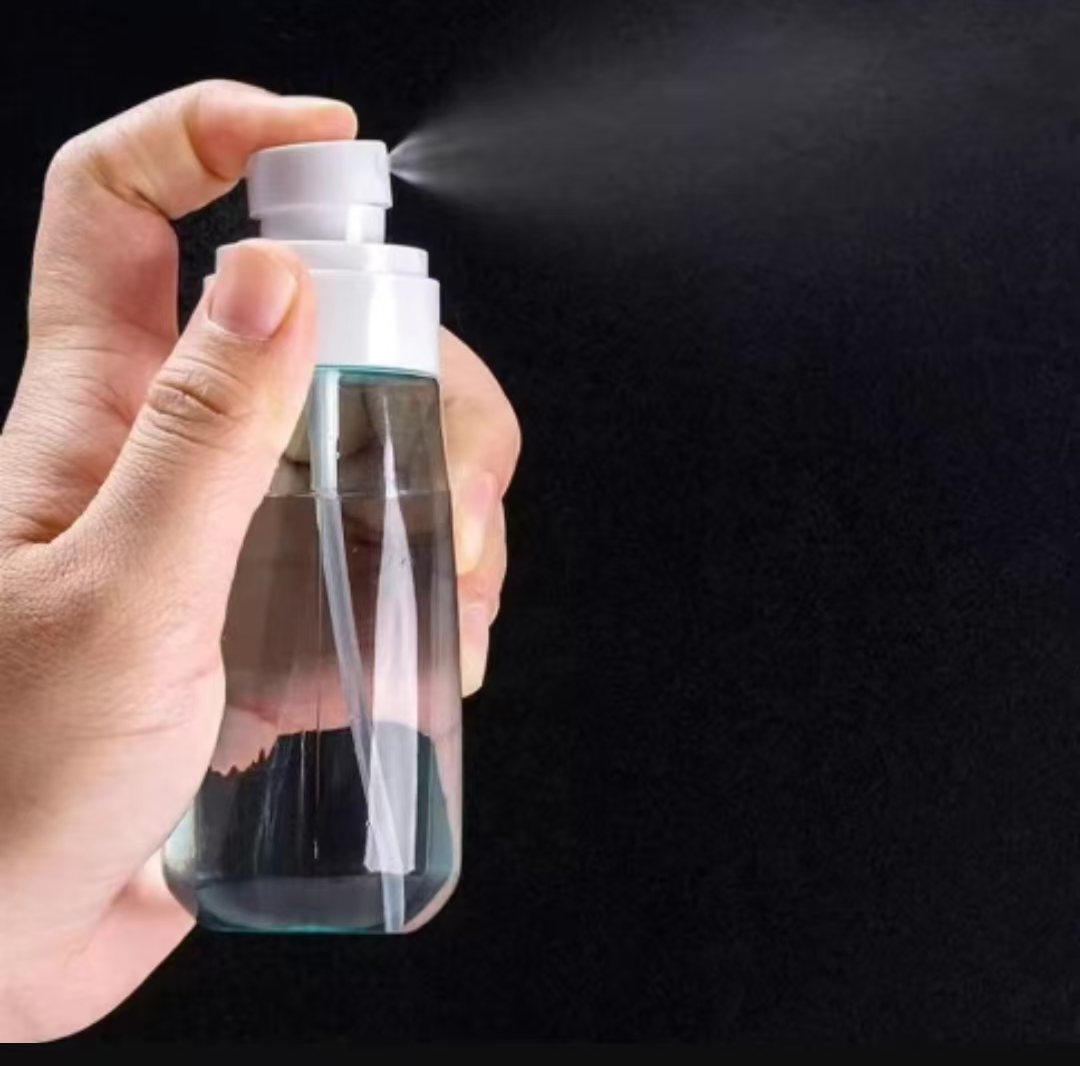 将益肽酶植萃清洁粉倒入温水中，搅拌溶解后装入喷瓶